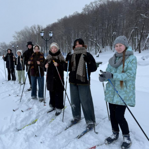 Лыжные прогулки студентов вдоль набережной реки Волги